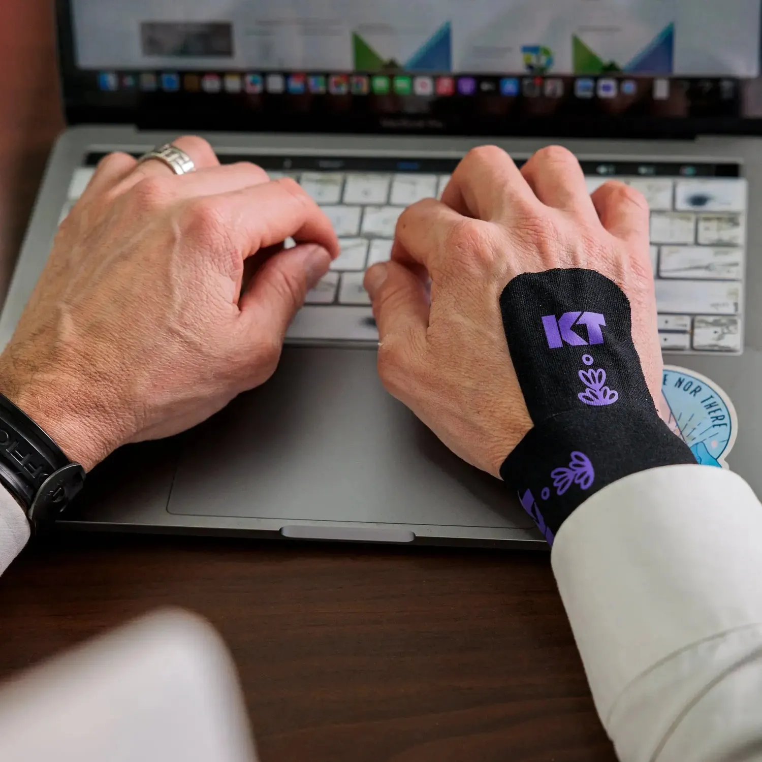 KT Tape Soothe kinesiotape zwart lavendel